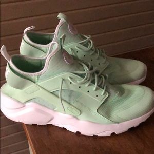 Mint Green Size 13 Men’s Nike Huarache worn once